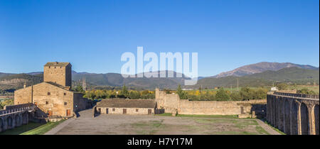 Panorama del cortile del castello medievale in Ainsa, Spagna Foto Stock