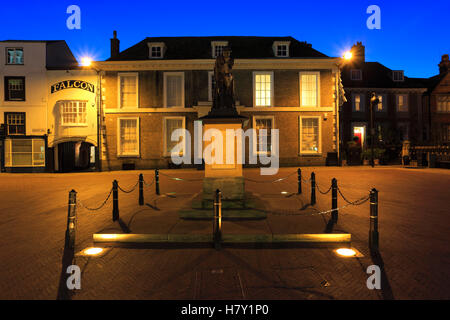 Il Memoriale di guerra, Huntingdon Town, la piazza del mercato, Fenland, Cambridgeshire, Inghilterra Foto Stock