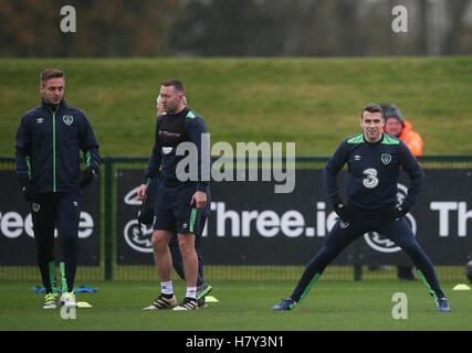 Repubblica di Irlanda Seamus Coleman (a destra), Kevin Doyle (sinistra) e Aiden McGeady durante una sessione di formazione presso la FAI National Training Centre di Dublino. Foto Stock