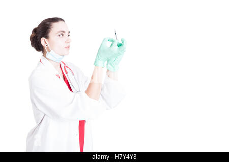 Professionista medico Prepararsi e preparare la siringa per il vaccino bianco su sfondo per studio con area pubblicitaria Foto Stock