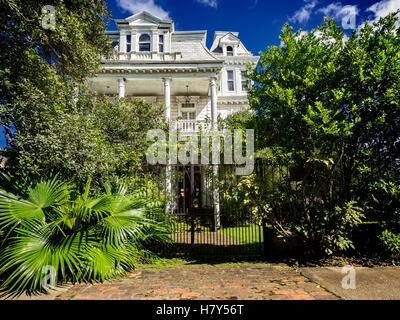 Vecchia casa di abbandono sulla St Charles Ave New Orleans Foto Stock