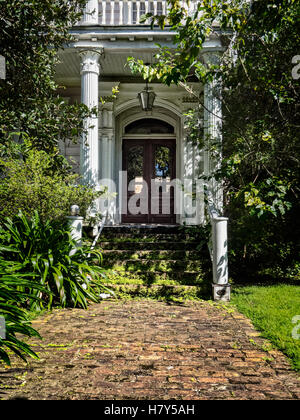 Vecchia casa di abbandono entrata su St. Charles Ave New Orleans Foto Stock