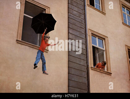 DAS FLIEGENDE KLASSENZIMMER, D 1973, Regie: Werner Jacobs, Szene Stichwort: Regenschirm, Fliegen Foto Stock