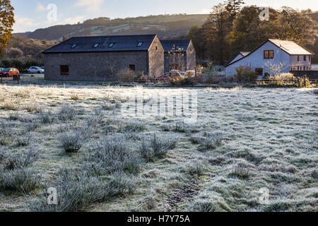 Cynghordy Estate case su un gelido novembre mattina, Cynghordy, Carmarthenshire, Galles Foto Stock