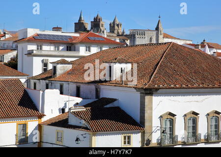 EVORA, PORTOGALLO: vista delle case bianche con i tetti di tegole (la cattedrale in background) Foto Stock