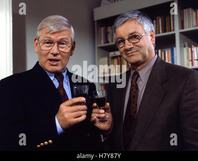 DER ALTE: Die Akte, D 1992, Regie: Günter Gräwert, ULRICH VON DOBSCHÜTZ, PETER AUST, Stichwort: Glas, Zuprosten, Anstoßen Foto Stock