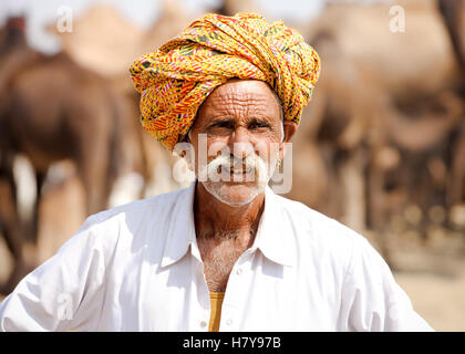 Ritratto di un indiano di Rajasthani uomo frequenta la fiera di Pushkar, India Foto Stock