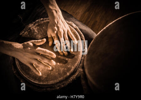 La gente mani riproducendo musica al djembe tamburi, Francia Foto Stock