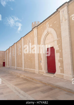 Il recentemente rinnovato la chiesa cattolica Saint-Dominique Église de Bonifacio nella cittadella di Bonifacio, Corsica, Francia Foto Stock