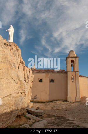 La piccola cappella di Notre Dame de la Serra sulle rocce al di sopra della città di Calvi, Haute-Corse, Francia Foto Stock