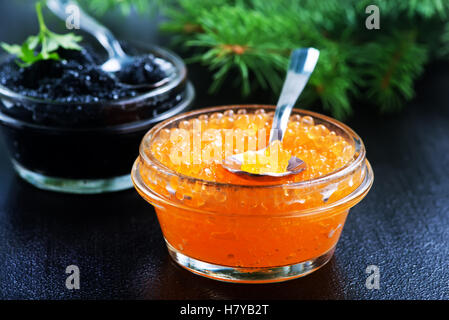 Caviale nero e rosso su un tavolo Foto Stock