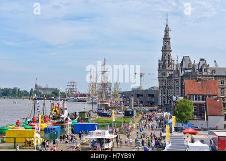 Anversa, Belgio. 10 Luglio, 2016. Porto di Anversa durante il giorno della partenza di Tall Ships gare su luglio 10, 2016 ad Anversa, Belgio © Skyfish/Alamy Live News © Skyfish/Alamy Live News Foto Stock