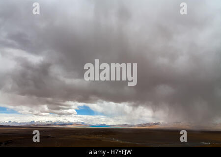 Mt. Gurla Mandhata, 7728m, e il sacro Lago Manasarovar, Tibet, Cina. Vista dal villaggio di Darchen. Foto Stock