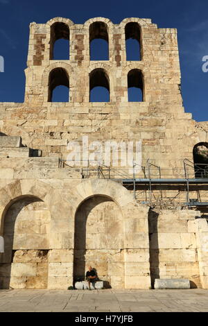 L' Odeon di Erode Attico, noto come 'Herodeon', situata sulle pendici meridionali dell'Acropoli di Atene, Grecia. Foto Stock