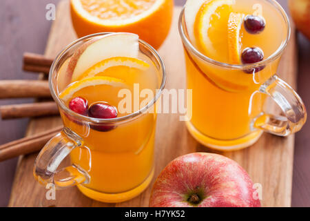 Hot Orange apple il sidro di mele con cannella spice drink di riscaldamento Foto Stock