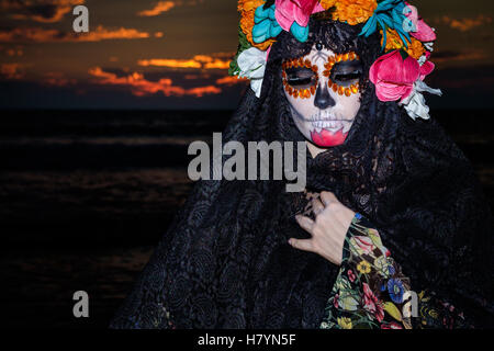 La Calavera Catrina - scheletro femminile figura che simboleggia la celebrazione della morte di Dia de los Muertos. Riviera Nayarit, Messico Foto Stock