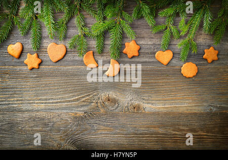 Natale abete o rami di abete rosso e biscotti di Natale su sfondo di legno, vista dall'alto Foto Stock