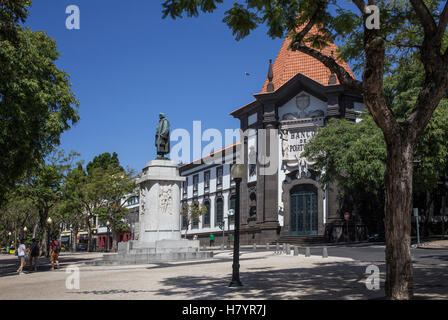 Banca del Portogallo a Funchal, accanto alla statua di João Gonçalves Zarco Foto Stock