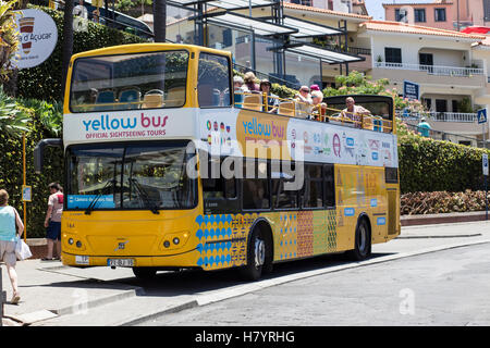 Giallo autobus turistico in Camara de Lobos, Madeira, Portogallo Foto Stock