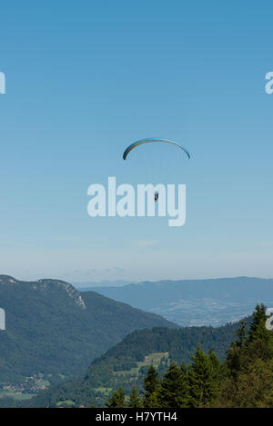 Parapendio da Col de la Forclaz su Lac d'Annecy, Haute-Savoie, sulle Alpi francesi, Francia Foto Stock