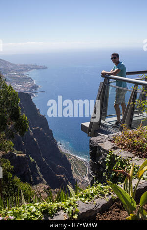 Cabaña Girao, Camara de Lobos, Madeira, Portogallo, piattaforma di osservazione a Madera i livelli più elevati di scogliera sul mare Foto Stock