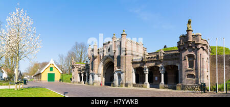 Panorama di city gate Utrechtse poort nella vecchia città fortificata di Naarden, Olanda Settentrionale, Paesi Bassi Foto Stock