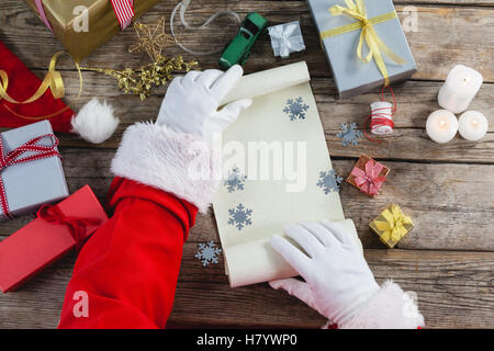 Santa Claus azienda vuoto di scorrimento della carta Foto Stock