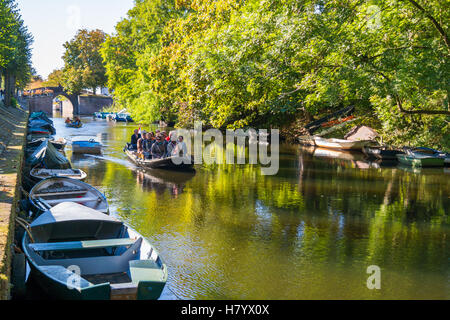 Persone in barca turistica sul canale in autunno nella vecchia città fortificata di Naarden, Olanda Settentrionale, Paesi Bassi Foto Stock
