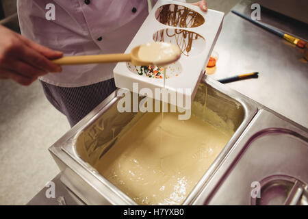 La sezione centrale del lavoratore di riempimento dello stampo di cioccolato Foto Stock