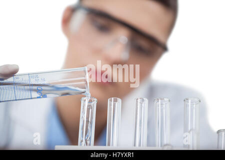 Donna scienziato conducendo un esperimento Foto Stock