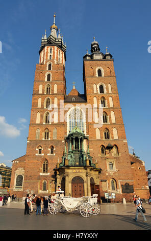 Santa Maria la Basilica, Kosciol Mariacki, la gotica chiesa di mattoni, Piazza del Mercato, Rynek Glowny, in Cracovia, Cracovia Foto Stock