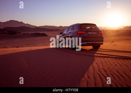 Mercedes Benz GLC250 SUV sulla strada sterrata, deserto, tramonto, Wadi Rum, Giordania Foto Stock