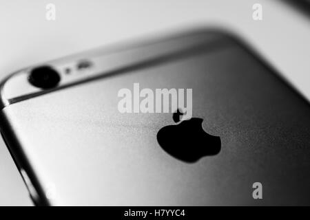 Retro di Apple iPhone 6s con il logo Apple e fotocamera Foto Stock