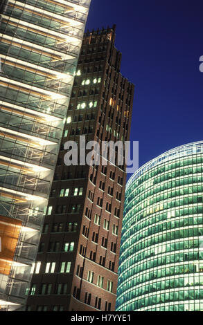 Illuminata di alto-aumento edifici per uffici su Potsdamer Platz al crepuscolo, Berlino Foto Stock