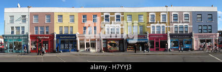 Panoramica di negozi su Leyton High Road, vicino a Leyton stazione della metropolitana nel nord est di Londra, Regno Unito. Montaggio di 3 scatti. Foto Stock