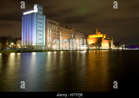 Kueppersmuehle museo Museo di arte moderna di Innenhafen Duisburg porto interno di notte, Ruhrgebiet area Foto Stock