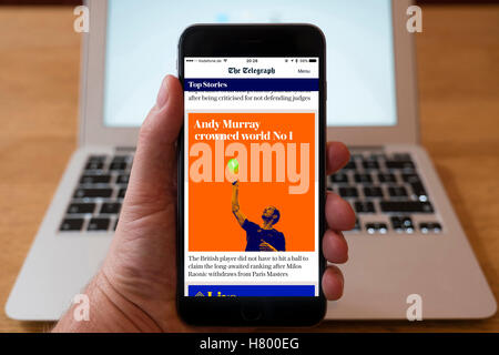 Utilizzo di iPhone smartphone per visualizzare in primo piano sulla homepage del Telegraph UK quotidiano nazionale mobile edition Foto Stock