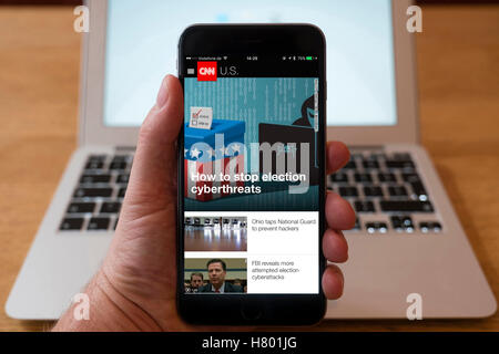 Utilizzo di iPhone smartphone per visualizzare in primo piano sulla homepage di CNN news app Foto Stock