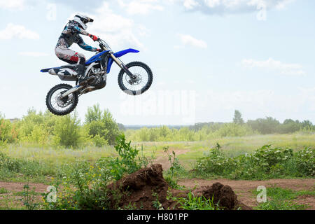 Il giovane atleta su una motocicletta jump Foto Stock