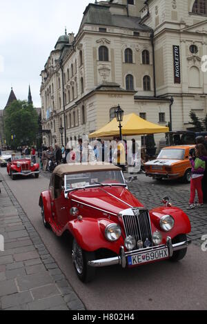 Veterano auto MG TF 1500 a Cassovia retrò mostra nel centro storico della città di Kosice, la Slovacchia. Foto Stock