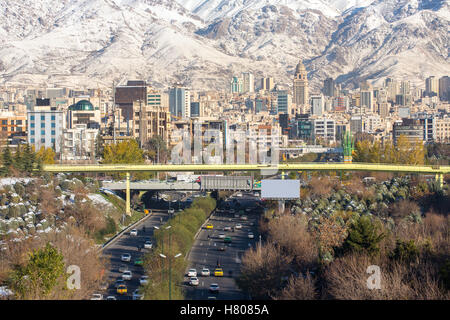 Inverno Tehran vista con una coperta di neve Alborz montagne sullo sfondo. Panorama Foto Stock