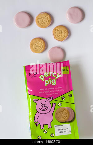 Pacchetto di M&S percy pig mini tutti i biscotti al burro decorate con aroma di lampone ghiaccio aperta per mostrare contenuto sfondo bianco Foto Stock