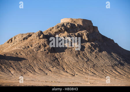 Vista della Torre zoroastriana di silenzio in Yazd, Iran Foto Stock