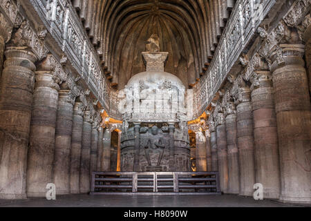 Grotte di AJanta, India - 3 Marzo 2016: Statua del Buddha nelle grotte di Ajanta vicino a Aurangabad, nello stato del Maharashtra in India Foto Stock