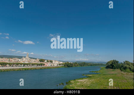 Dominata dalla sua chiesa, la storica città di Bourg Saint-Andéol in Ardèche confina con il fiume Rodano, Francia meridionale Foto Stock