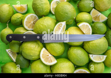 Fresche succose fette di tigli e coltello da cucina Foto Stock