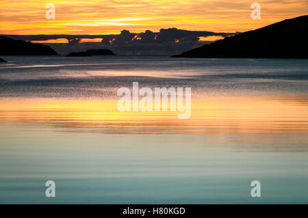 Una immagine di panorama di un tramonto sul Loch Inver, Sutherland, Scozia Foto Stock