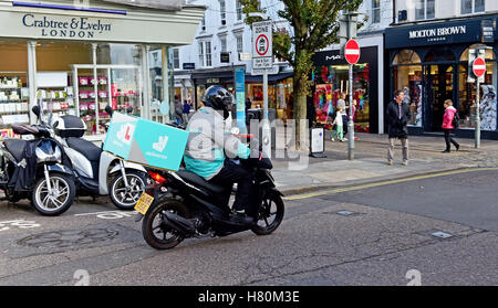 Deliveroo servizio consegna corriere motociclista a Brighton Regno Unito Foto Stock