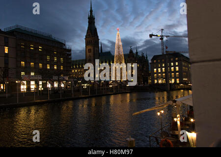 Decorazione di Natale per un mercatino di Natale in configurazione ad Amburgo in Germania. Foto Stock