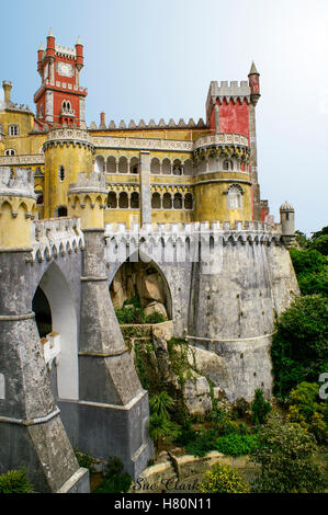 Questo fiabesco Castello sorge sulla sommità di una collina nelle montagne di Sintra sopra la città di Sintra. Foto Stock